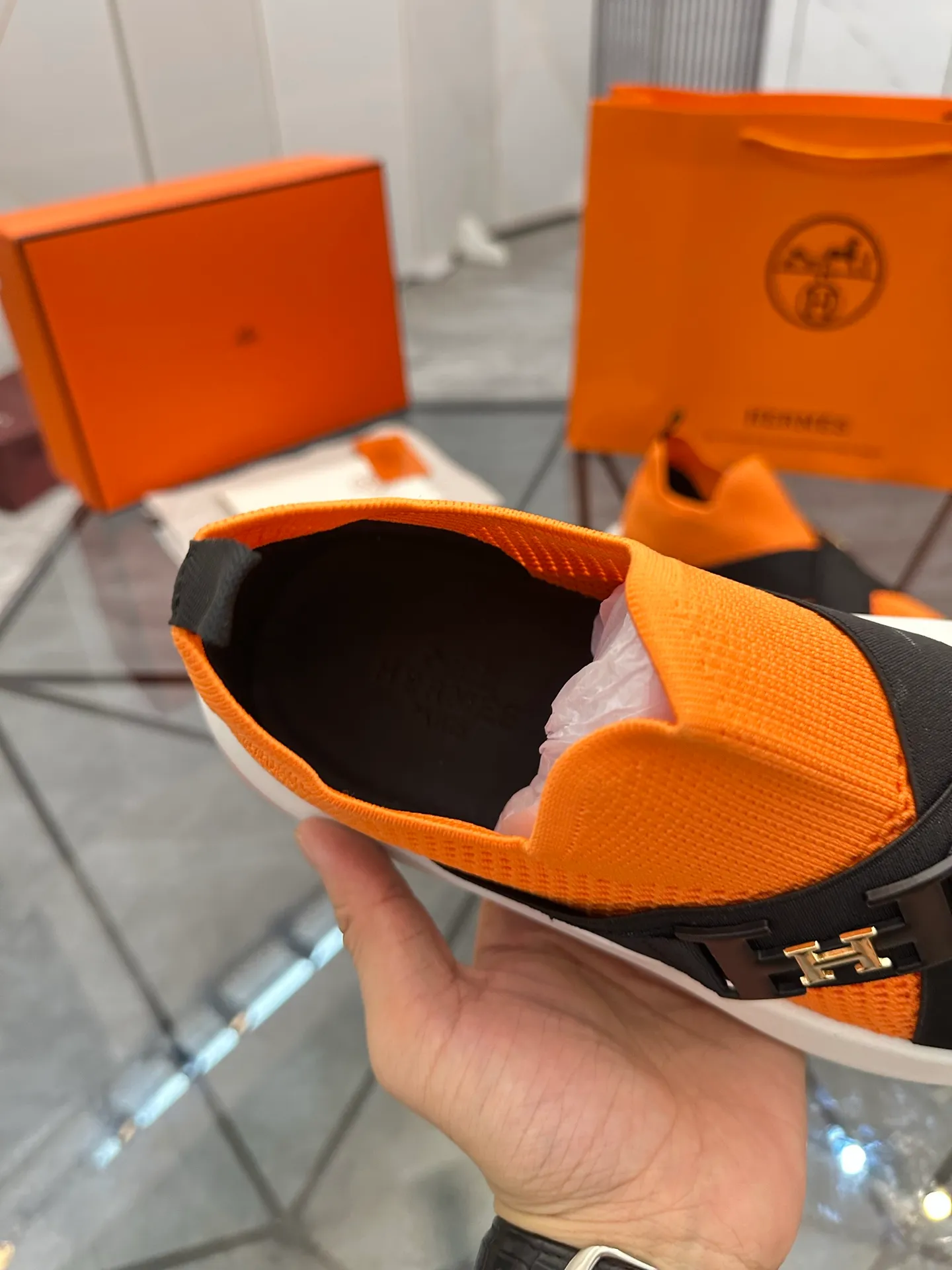 Men's shoes: 💰P620¥ High-end top quality Product trademark: Hermes *"Hermès*" low-top casual shoes Regular size: 38-45 (can be customized to 46) Product materials: Upper imported from the counter original fly weave, breathable lining, cowhide foot pads, original outsole. No.: 001